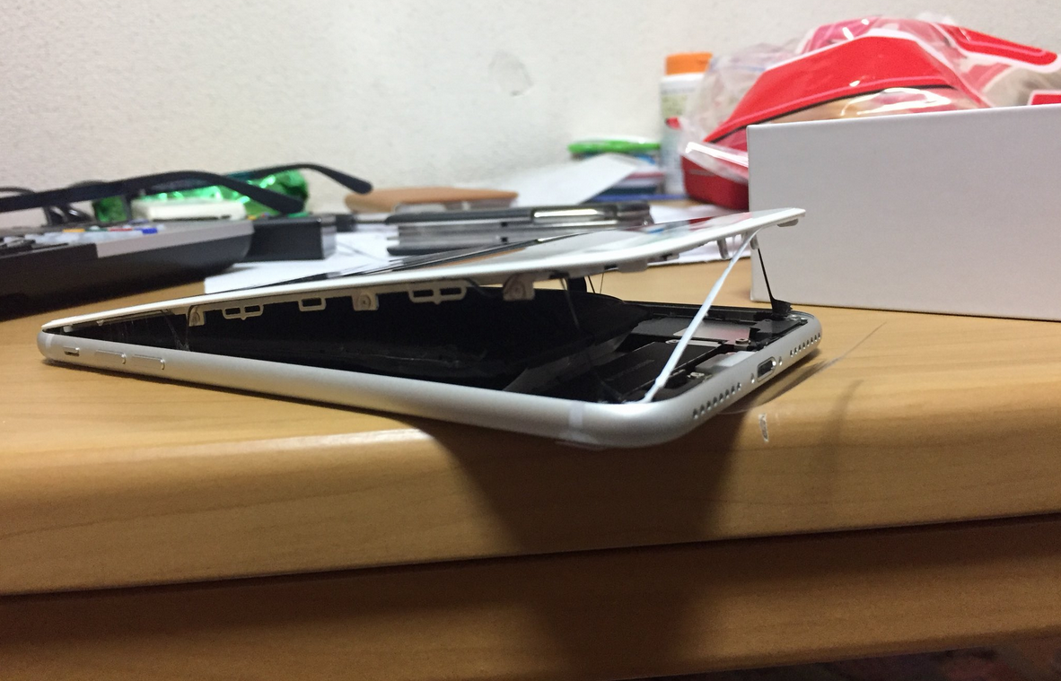 اپل به ادعای کاربران مبنی بر متورم شدن باتری آیفون 8 پلاس رسیدگی می‌کند