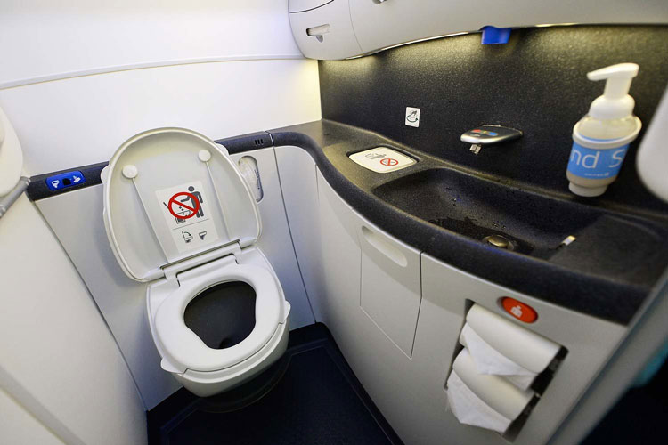 حقایقی عجیب در مورد توالت‌های هواپیماها